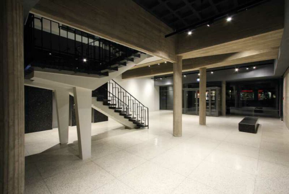 18 05 liz foyer