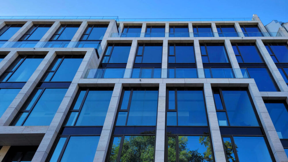 Beyond fassade strassenseite