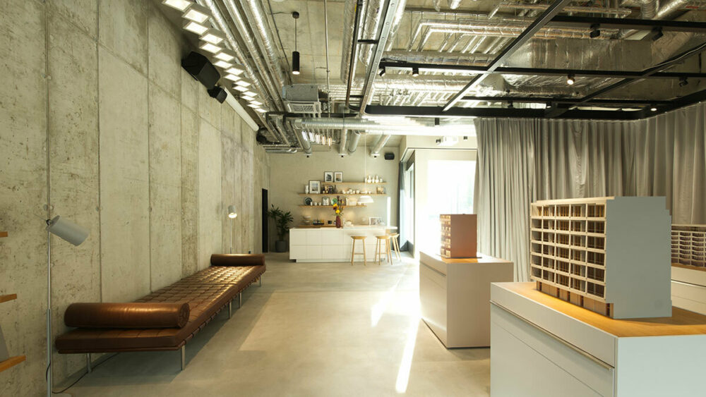 Tacheles showroom sofa deckenleuchte